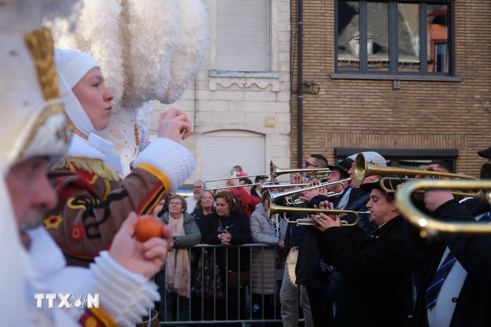 Người dân tham gia Lễ hội hóa trang Carnaval de Binche tại Binche, Bỉ, ngày 4/3/2025. (Ảnh: THX/TTXVN)