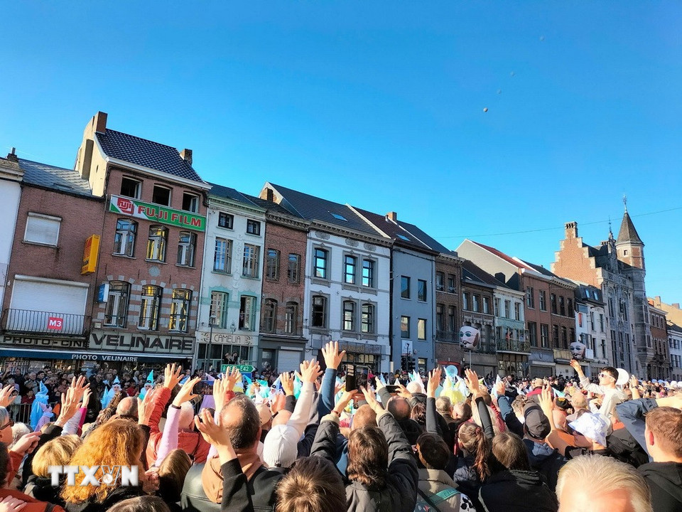 Du khách cố gắng để nhận được những trái cam máu, biểu tượng sự may mắn. (Ảnh: Hương Giang/TTXVN)