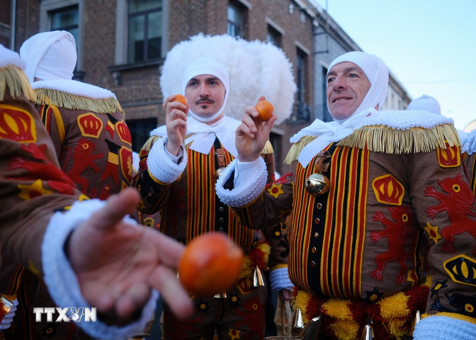 Người dân tham gia Lễ hội hóa trang Carnaval de Binche tại Binche, Bỉ, ngày 4/3/2025. (Ảnh: THX/TTXVN)