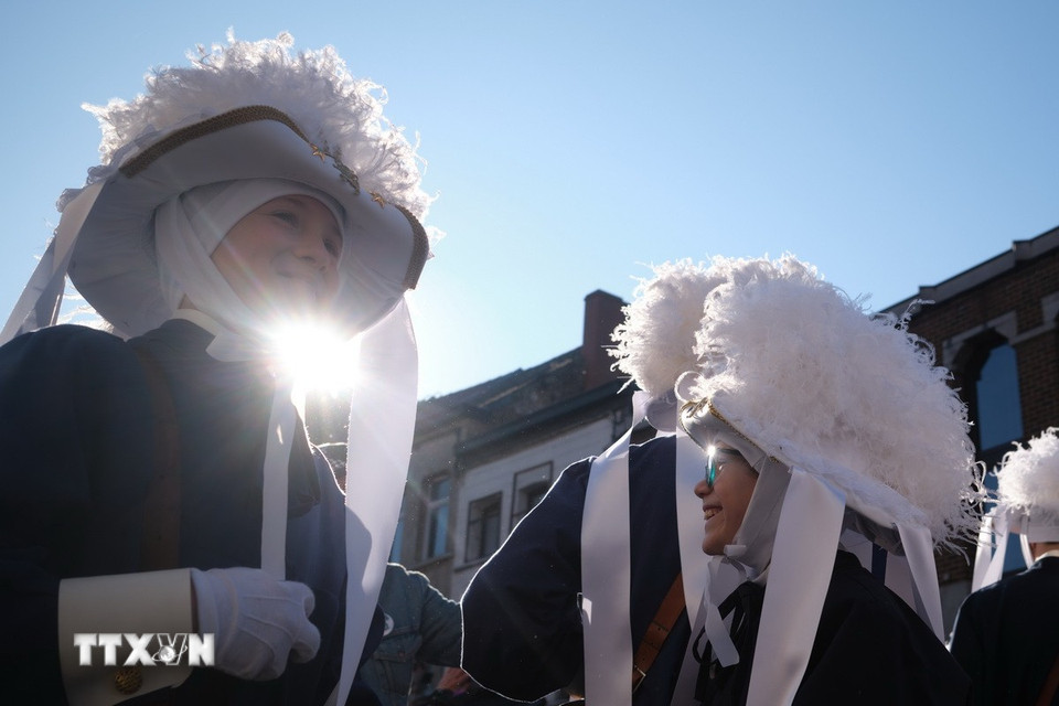 Người dân tham gia Lễ hội hóa trang Carnaval de Binche tại Binche, Bỉ, ngày 4/3/2025. Ảnh: THX/TTXVN