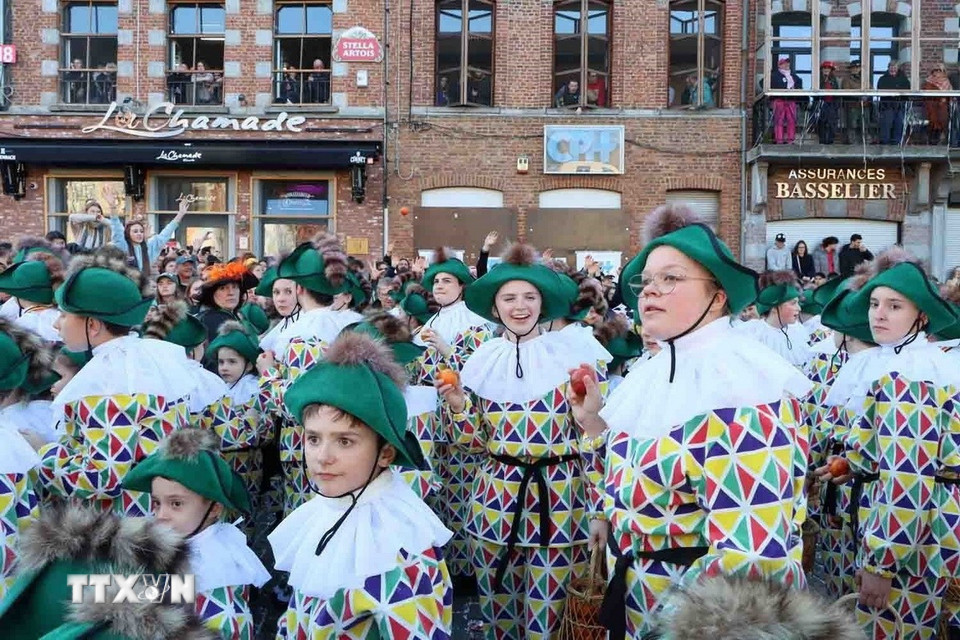 Một đoàn "Gilles" trong lễ hội. (Ảnh: Hương Giang/TTXVN)