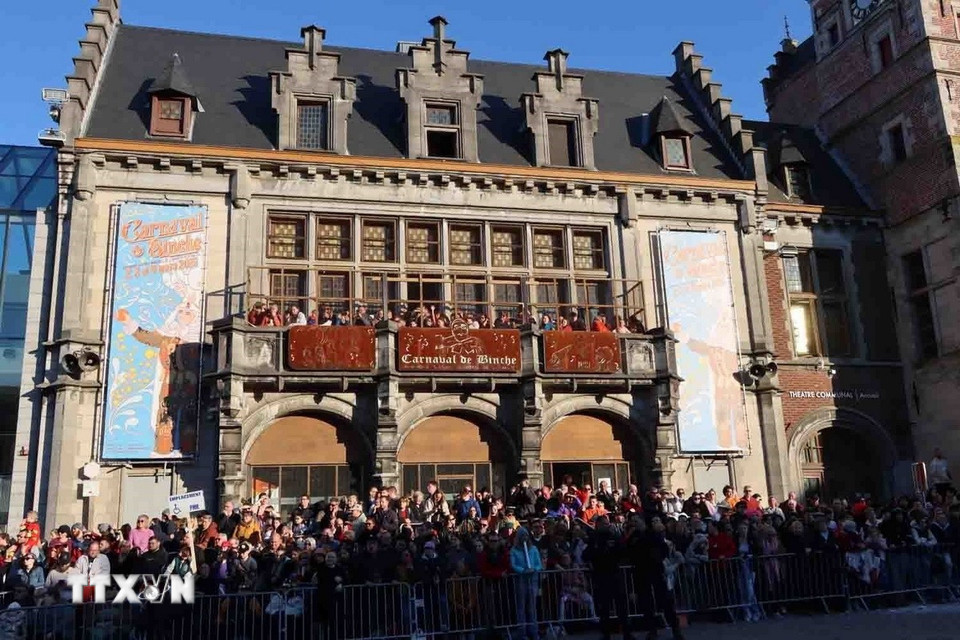 Du khách tham dự lễ hội hôm "Thứ Ba Mỡ" là ngày chính hội. (Ảnh: Hương Giang/TTXVN)