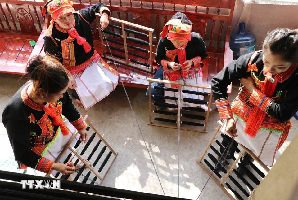 Công đoạn kéo sợi vải đòi hỏi phải tỉ mỉ, kỳ công để tạo ra những sợi dài hoàn chỉnh. (Ảnh: Nguyễn Oanh/TTXVN)