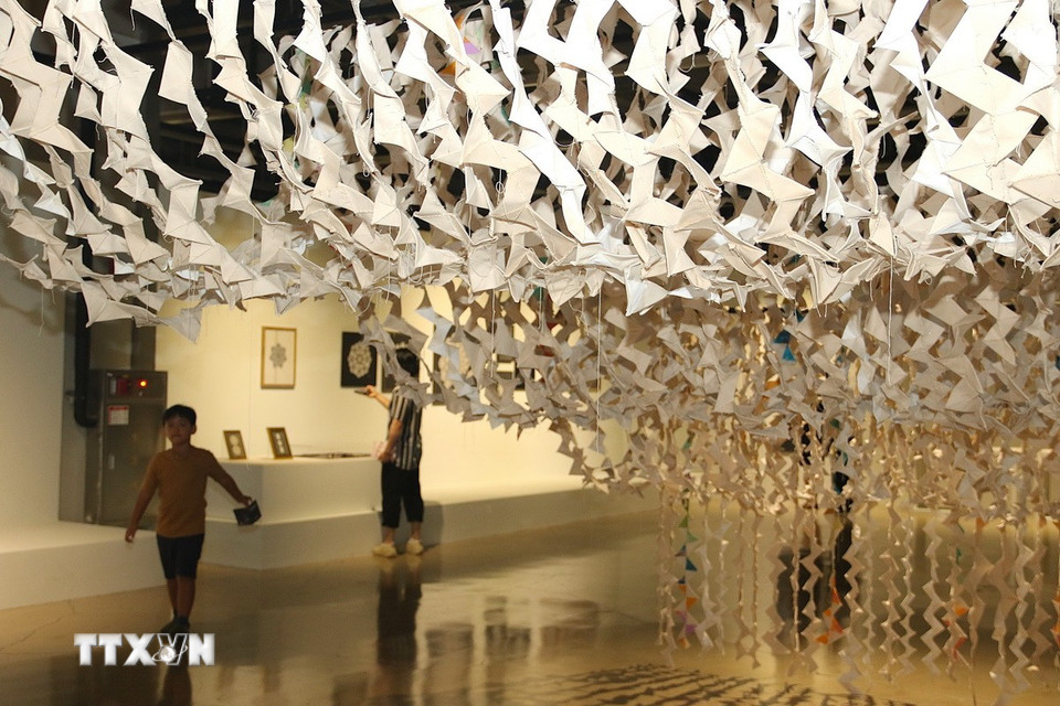 Tác phẩm từ nguyên liệu tái chế. (Ảnh: Khánh Vân/TTXVN)