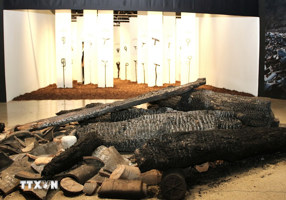 Các phế tích gỗ cháy từ Chùa Gounsa, một ngôi chùa 1.000 năm tuổi bị cháy trong thảm họa cháy rứng ở Uiseong, tỉnh Bắc Gyeongsang hồi tháng 3/2025 được sử dụng làm ra các tác phẩm gậy chống, công cụ sinh hoạt. (Ảnh: Khánh Vân/TTXVN)