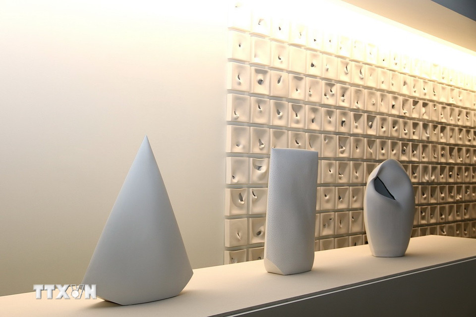 Gốm trắng của Hàn Quốc. (Ảnh: Khánh Vân/TTXVN)