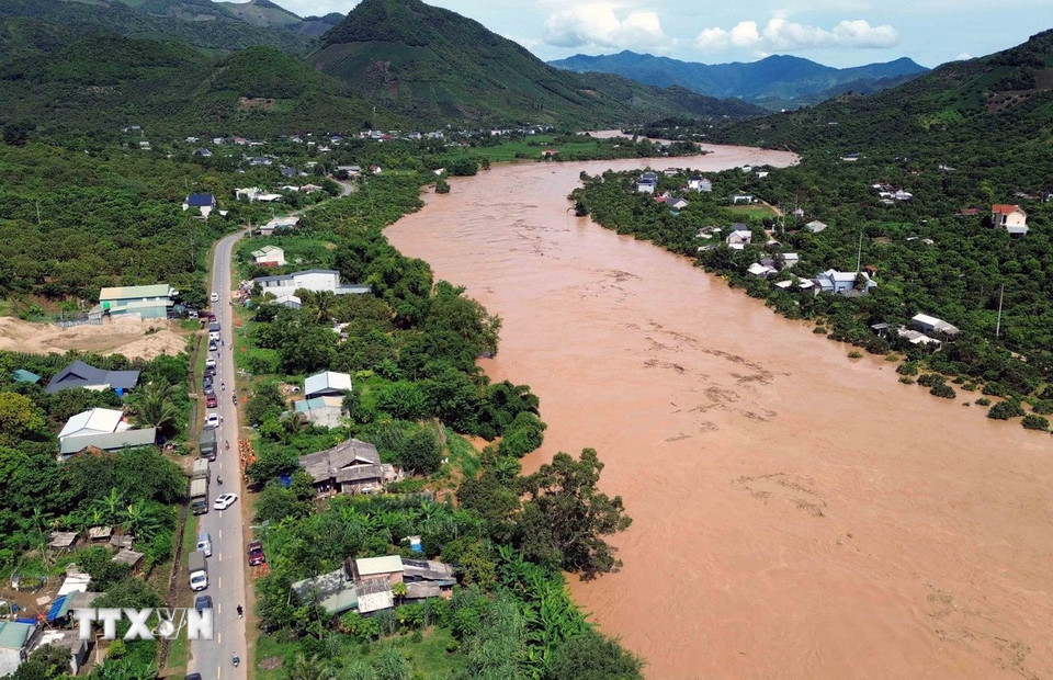 Mực nước sông Mã lên rất nhanh đã gây ngập lụt Quốc lộ 4G tại xã Mường Hung, khiến giao thông chia cắt. (Ảnh: Quang Quyết/TTXVN)