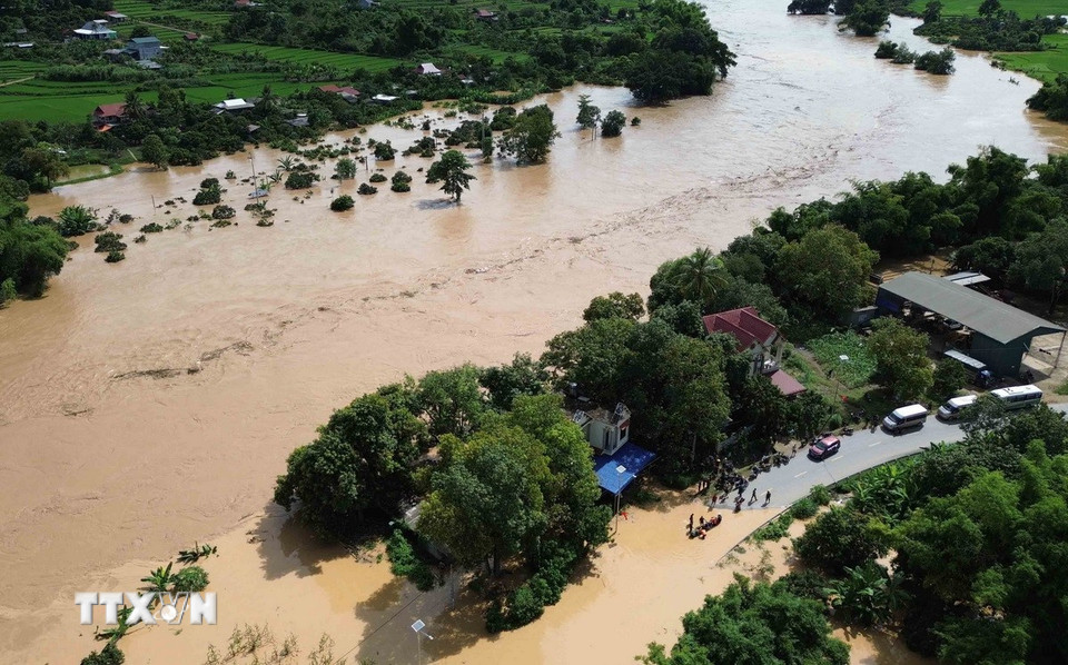 Mực nước sông Mã lên rất nhanh gây ngập lụt Quốc lộ 4G tại xã Mường Hung, giao thông chia cắt. (Ảnh: Quang Quyết/TTXVN)