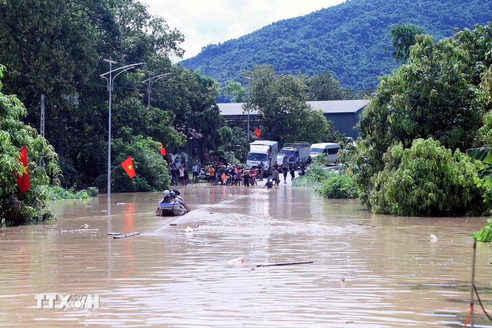 Mực nước sông Mã lên rất nhanh gây ngập lụt Quốc lộ 4G tại xã Mường Hung, giao thông chia cắt. (Ảnh: Quang Quyết/TTXVN)
