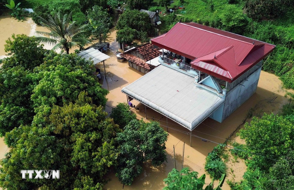 Một hộ dân tại xã Mường Hung bị ngập lụt do mực nước sông Mã lên nhanh. (Ảnh: Quang Quyết/TTXVN)