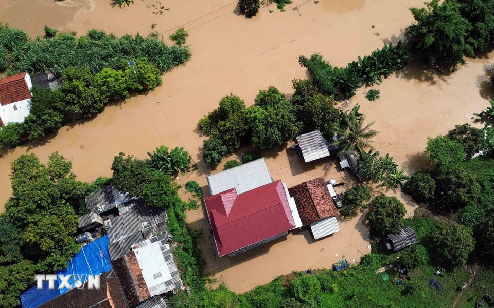 Một hộ dân tại xã Mường Hung bị ngập lụt do mực nước sông Mã lên nhanh. (Ảnh: Quang Quyết/TTXVN)