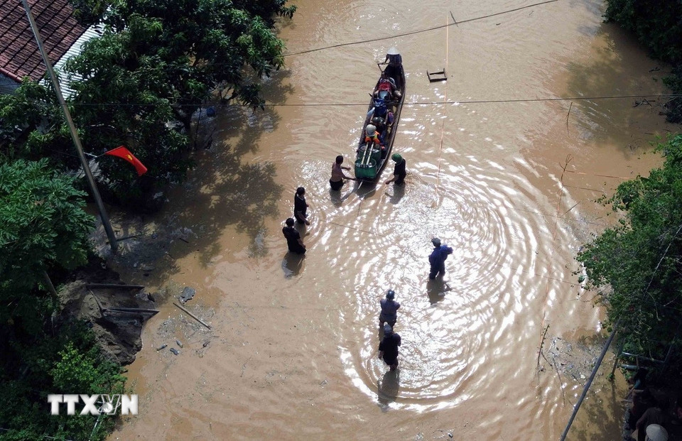 Mực nước sông Mã lên rất nhanh gây ngập lụt Quốc lộ 4G tại xã Mường Hung, giao thông chia cắt. (Ảnh: Quang Quyết/TTXVN)