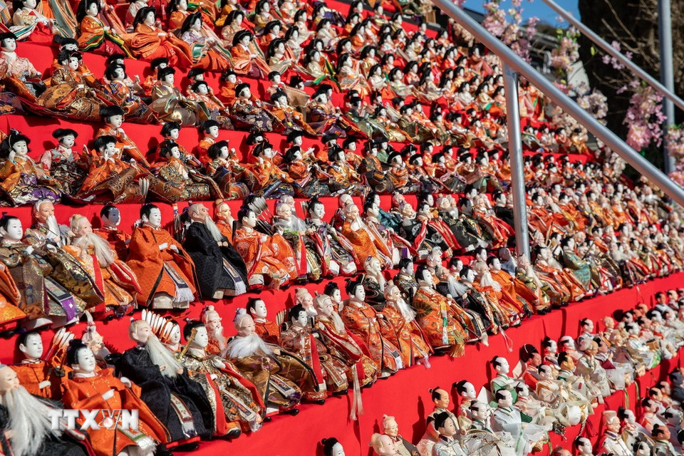 Kệ búp bê đa dạng được sắp xếp theo địa vị xã hội Nhật Bản ngày xưa. (Ảnh: Xuân Giao/TTXVN)