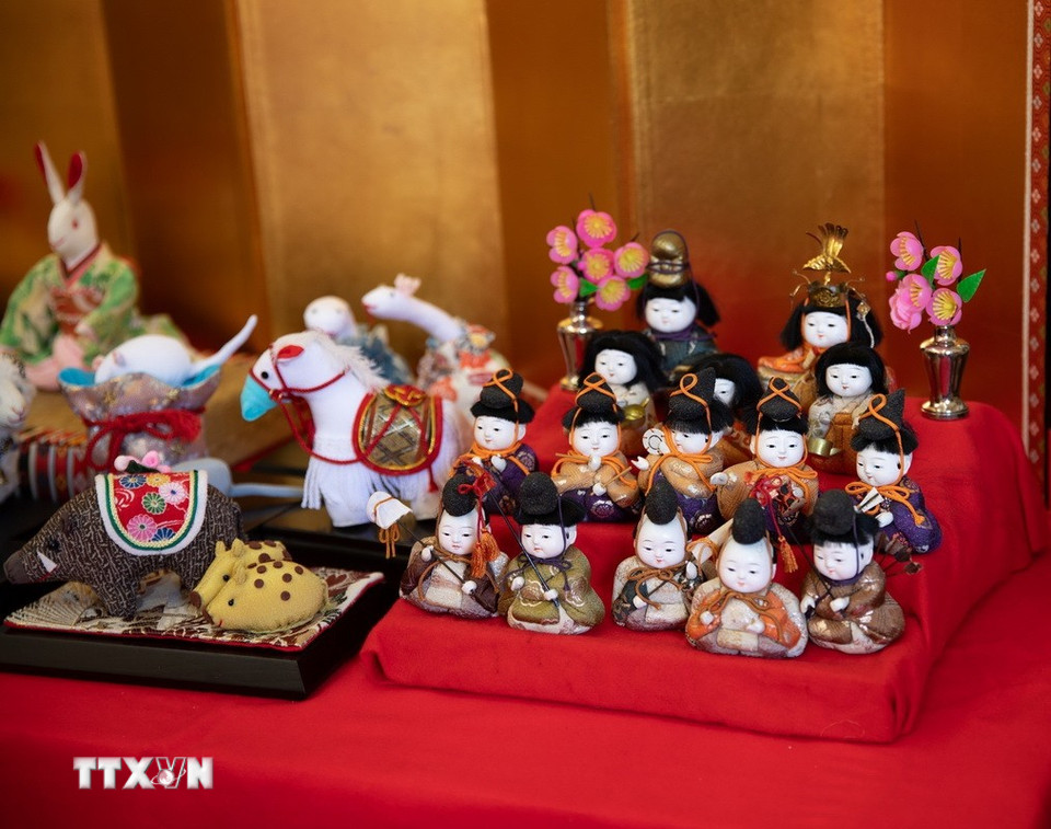 Một bộ búp bê Hina theo phong cách em bé đáng yêu. (Ảnh: Xuân Giao/TTXVN)