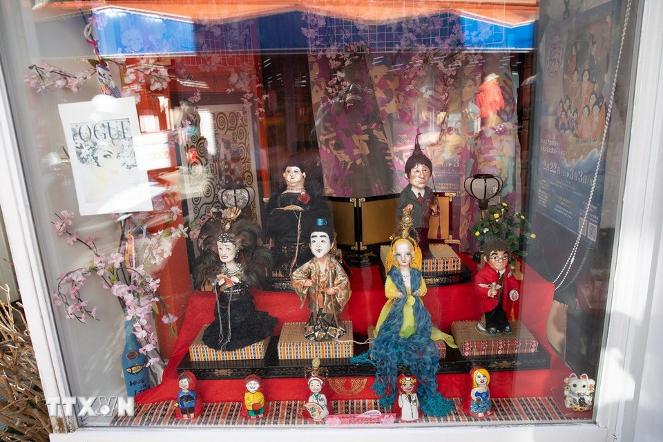 Một kệ búp bê mô phỏng các nhân vật hiện đại. (Ảnh: Xuân Giao/TTXVN)