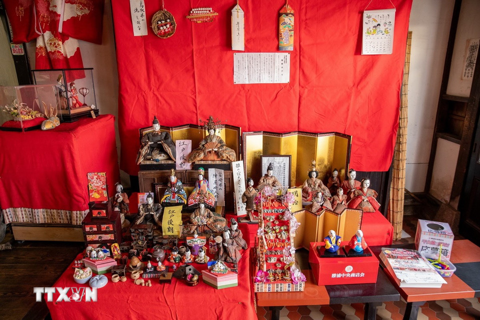 Một kệ trưng bày búp bê Hina cổ từ thời Edo, Meiji. (Ảnh: Xuân Giao/TTXVN)