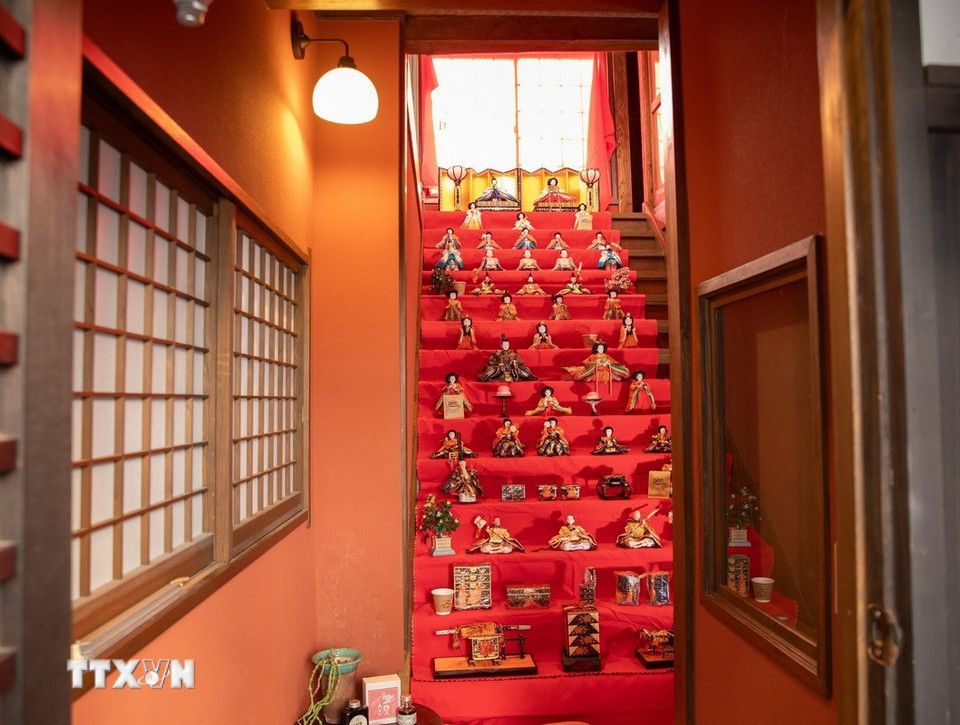 Trưng bày búp bê Hina trong một gia đình người Nhật. (Ảnh: Xuân Giao/TTXVN)