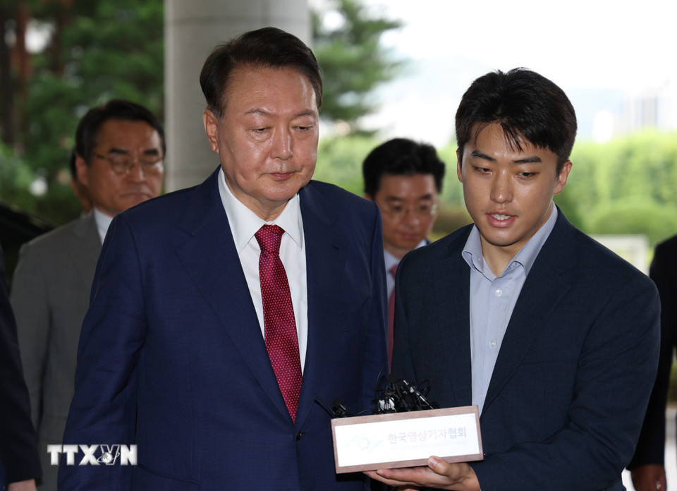 Cựu Tổng thống Hàn Quốc Yoon Suk Yeol đã bị giam giữ lần 2, ngay sau khi Tòa án Trung tâm Seoul ngày 10/7/2025 phát lệnh bắt giữ ông để điều tra các cáo buộc liên quan đến nỗ lực áp đặt thiết quân luật cuối năm 2024. Lệnh bắt giữ được thực thi theo yêu cầu của nhóm công tố viên đặc biệt với quan ngại rằng ông Yoon có thể tiêu hủy bằng chứng. Cựu Tổng thống Hàn Quốc Yoon Suk Yeol (trái) tới phiên thẩm vấn tại Văn phòng Công tố cấp cao ở Seoul, ngày 5/7/2025. (Ảnh: Yonhap/TTXVN)