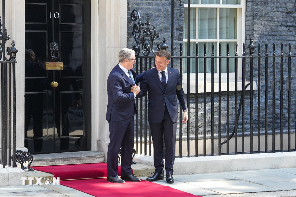 Phát biểu tại cuộc họp báo chung với Tổng thống Pháp Emmanuel Macron (phải) đang ở thăm cấp nhà nước tới Vương quốc Anh ngày 10/7/2025, Thủ tướng Anh Keir Starmer (trái) cho biết London và Paris đã ký Tuyên bố Northwood, lần đầu tiên xác nhận việc phối hợp khả năng răn đe hạt nhân độc lập của hai nước. Hai nhà lãnh đạo cũng đã đạt được thỏa thuận về một chương trình thí điểm “mang tính đột phá” nhằm hồi hương những người di cư vượt Eo biển Manche đến Anh bằng thuyền nhỏ. (Ảnh: THX/TTXVN)