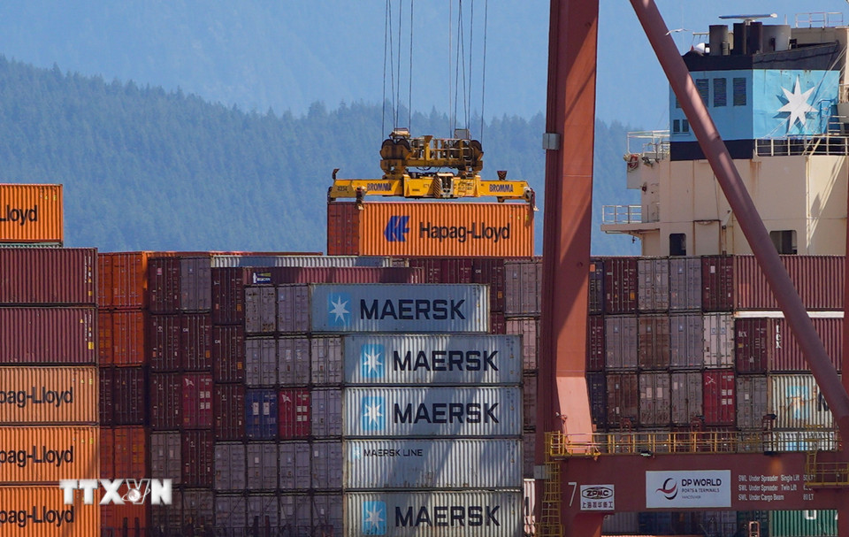 Ngày 10/7/2025, Tổng thống Mỹ Donald Trump tuyên bố mức thuế 35% sẽ được áp dụng đối với hàng hóa nhập khẩu từ Canada, bắt đầu từ ngày 1/8. Cũng từ thời điểm này, đồng nhập khẩu vào Mỹ sẽ bị áp mức thuế 50%, sau khi ông chủ Nhà Trắng có được đánh giá về an ninh quốc gia. Cảng container hàng hóa tại Vancouver, Canada. (Ảnh: THX/TTXVN)