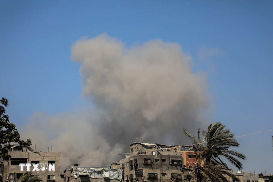 Ngày 10/7, Thủ tướng Israel Benjamin Netanyahu cho biết Israel sẵn sàng đàm phán về một lệnh ngừng bắn vĩnh viễn tại Gaza trong thời gian ngừng bắn 60 ngày được đề xuất, nhưng chỉ khi vùng lãnh thổ này được phi quân sự hóa hoàn toàn. Ảnh: Khói bốc lên sau vụ oanh kích của Israel xuống trại tị nạn al-Shati, thành phố Gaza, ngày 9/7/2025. (Ảnh: THX/TTXVN)