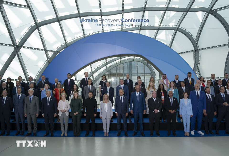 Ngày 10/7, hội nghị quốc tế tại Rome (Italy) về tái thiết kinh tế Ukraine (ảnh) đã cam kết hỗ trợ hơn 10 tỷ euro (11,7 tỷ USD) cho Ukraine, trong đó Ủy ban châu Âu (EC) cam kết 2,3 tỷ euro. Hội nghị diễn ra trong bối cảnh xung đột tại Ukraine tiếp diễn. Số tiền quyên góp được sẽ dùng đầu tư để xây dựng lại nhà cửa, mở cửa lại bệnh viện, phục hồi doanh nghiệp và đảm bảo năng lượng. (Ảnh: AA/TTXVN)