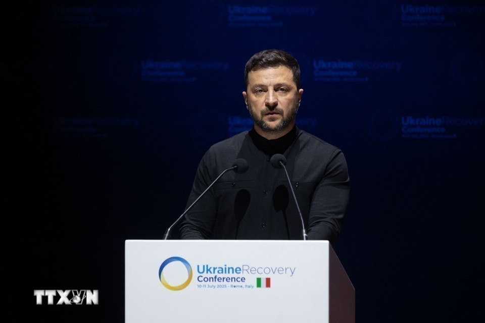 Ngày 10/7, hội nghị quốc tế tại Rome (Italy) về tái thiết kinh tế Ukraine (ảnh) đã cam kết hỗ trợ hơn 10 tỷ euro (11,7 tỷ USD) cho Ukraine, trong đó Ủy ban châu Âu (EC) cam kết 2,3 tỷ euro. Hội nghị diễn ra trong bối cảnh xung đột tại Ukraine tiếp diễn. Số tiền quyên góp được sẽ dùng đầu tư để xây dựng lại nhà cửa, mở cửa lại bệnh viện, phục hồi doanh nghiệp và đảm bảo năng lượng. Ảnh: Tổng thống Ukraine Volodymyr Zelensky phát biểu tại Hội nghị. (Ảnh: AA/TTXVN)