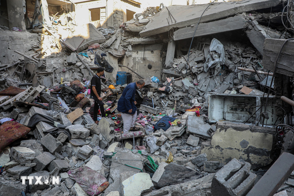 Ngày 10/7, Thủ tướng Israel Benjamin Netanyahu cho biết Israel sẵn sàng đàm phán về một lệnh ngừng bắn vĩnh viễn tại Gaza trong thời gian ngừng bắn 60 ngày được đề xuất, nhưng chỉ khi vùng lãnh thổ này được phi quân sự hóa hoàn toàn. Cảnh đổ nát sau vụ oanh kích của Israel xuống trại tị nạn al-Shati, thành phố Gaza, ngày 9/7/2025. (Ảnh: THX/TTXVN)