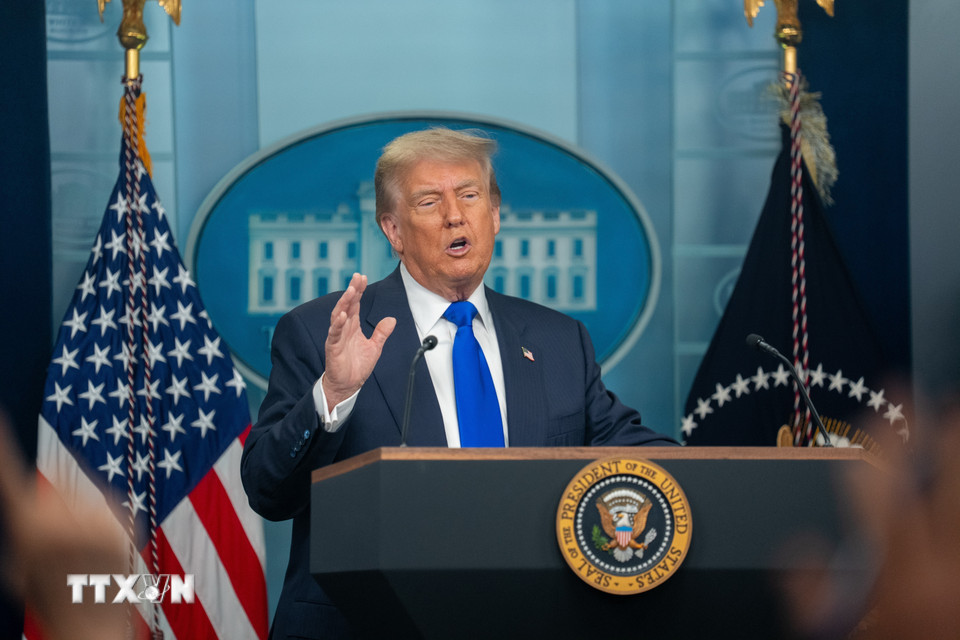 Ngày 10/7/2025, Tổng thống Mỹ Donald Trump (ảnh) tuyên bố mức thuế 35% sẽ được áp dụng đối với hàng hóa nhập khẩu từ Canada, bắt đầu từ ngày 1/8. Cũng từ thời điểm này, đồng nhập khẩu vào Mỹ sẽ bị áp mức thuế 50%, sau khi ông chủ Nhà Trắng có được đánh giá về an ninh quốc gia. (Ảnh: THX/TTXVN)