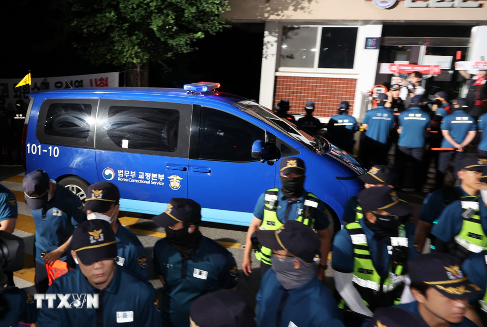 Cựu Tổng thống Hàn Quốc Yoon Suk Yeol đã bị giam giữ lần 2, ngay sau khi Tòa án Trung tâm Seoul ngày 10/7/2025 phát lệnh bắt giữ ông để điều tra các cáo buộc liên quan đến nỗ lực áp đặt thiết quân luật cuối năm 2024. Lệnh bắt giữ được thực thi theo yêu cầu của nhóm công tố viên đặc biệt với quan ngại rằng ông Yoon có thể tiêu hủy bằng chứng. Xe chở cựu Tổng thống Yoon Suk Yeol tới Trung tâm giam giữ Seoul, ngày 9/7. (Ảnh: Yonhap/TTXVN)