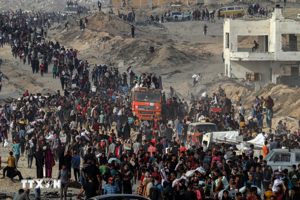 Người dân Palestine nhận hàng cứu trợ tại phía Bắc Dải Gaza, ngày 22/6/2025. (Ảnh: THX/TTXVN)