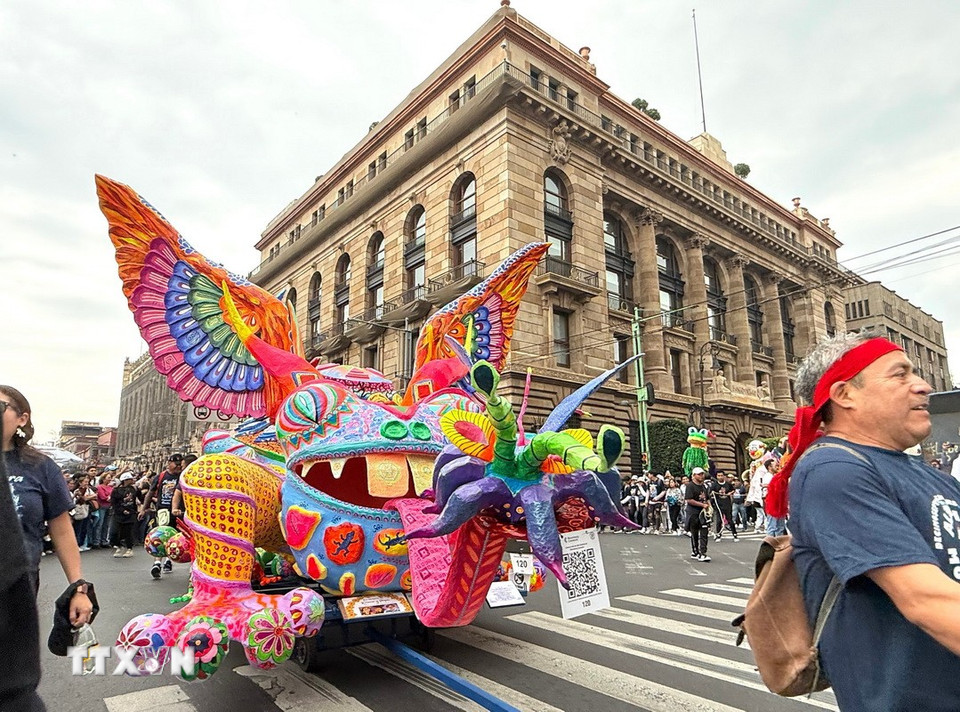 Lễ diễu hành các tác phẩm điêu khắc dân gian Alebrijes đang diễn ra tại thủ đô Mexico City, Mexico. (Ảnh: THX/TTXVN)