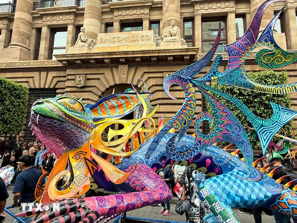 Lễ diễu hành các tác phẩm điêu khắc dân gian Alebrijes đang diễn ra tại thủ đô Mexico City, Mexico. (Ảnh: THX/TTXVN)
