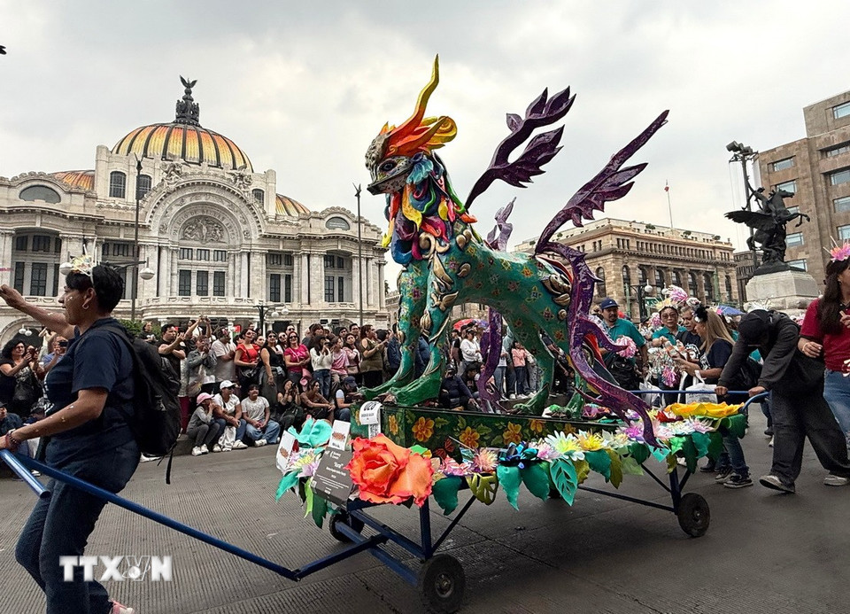 Lễ diễu hành các tác phẩm điêu khắc dân gian Alebrijes đang diễn ra tại thủ đô Mexico City, Mexico. (Ảnh: THX/TTXVN)