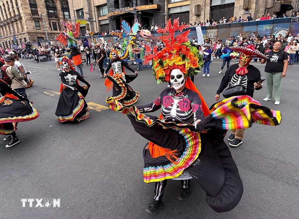 Lễ diễu hành các tác phẩm điêu khắc dân gian Alebrijes đang diễn ra tại thủ đô Mexico City, Mexico. (Ảnh: THX/TTXVN)