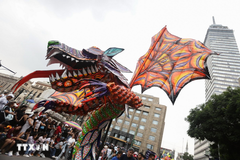 Lễ diễu hành các tác phẩm điêu khắc dân gian Alebrijes đang diễn ra tại thủ đô Mexico City, Mexico. (Ảnh: THX/TTXVN)