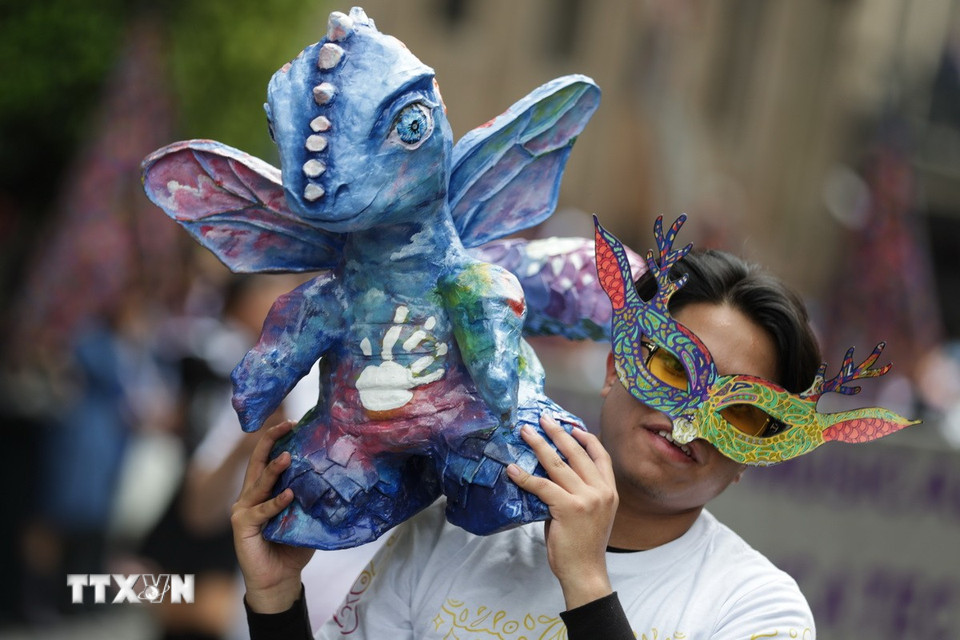 Lễ diễu hành các tác phẩm điêu khắc dân gian Alebrijes đang diễn ra tại thủ đô Mexico City, Mexico. (Ảnh: THX/TTXVN)