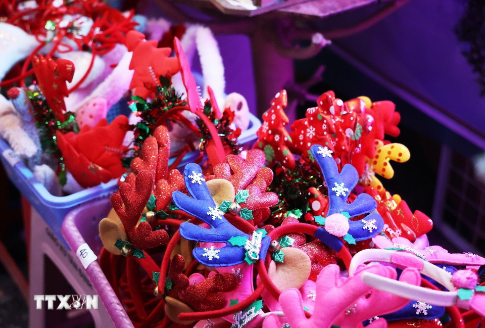 Các đồ chơi gắn với mùa Giáng sinh cho các em nhỏ. (Ảnh: Hồng Đạt/TTXVN)