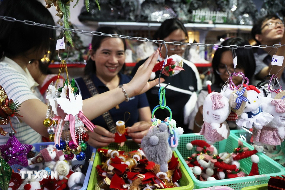 Khách hàng ưu tiên các sản phẩm thủ công, mang đậm yếu tố văn hóa và giá trị trang trí bền lâu, góp phần tạo nên sắc màu Giáng sinh ấm áp khắp Thành phố. (Ảnh: Hồng Đạt/TTXVN)