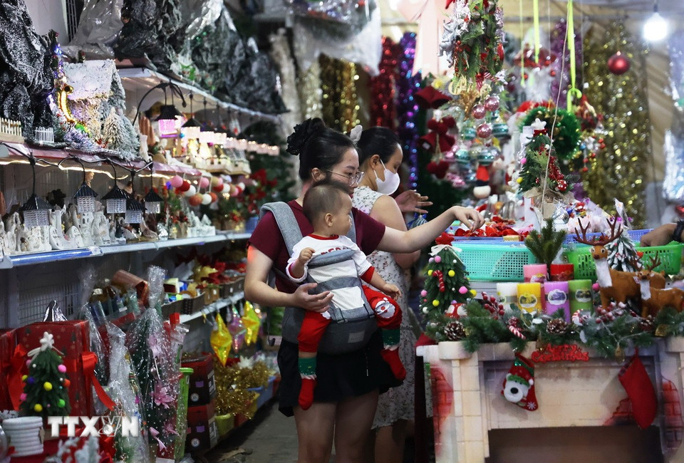 Khu vực bán các vật phẩm trang trí hang đá, cây thông Noel. (Ảnh: Hồng Đạt/TTXVN)