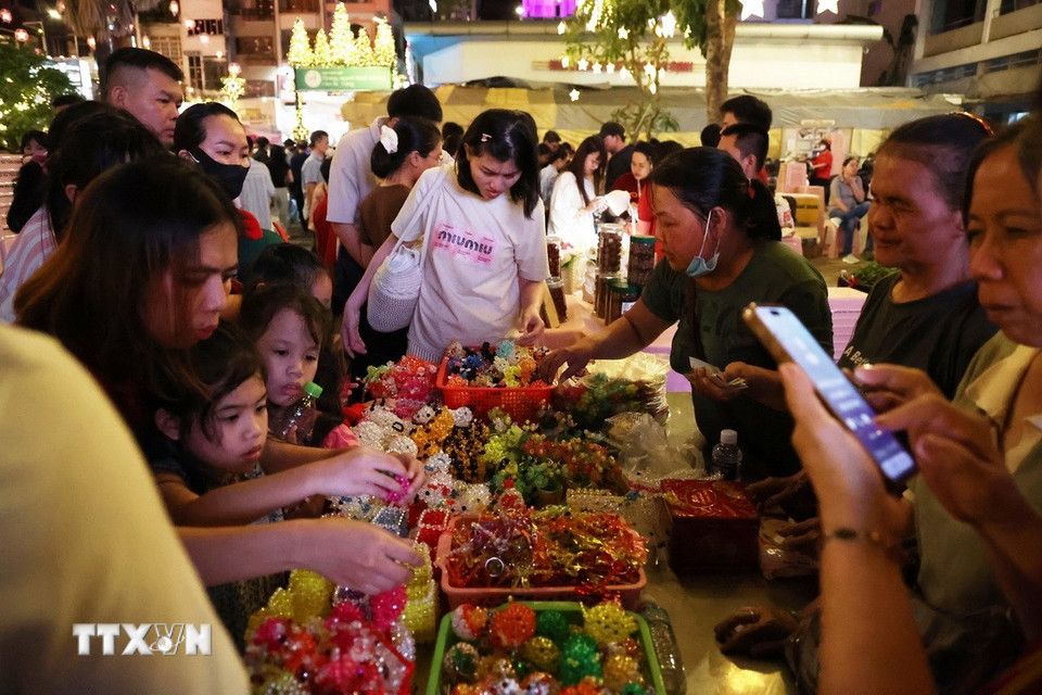 Nhiều cửa hàng mở cửa từ sáng sớm đến khuya, liên tục nhập thêm mẫu mã mới. (Ảnh: Hồng Đạt/TTXVN)