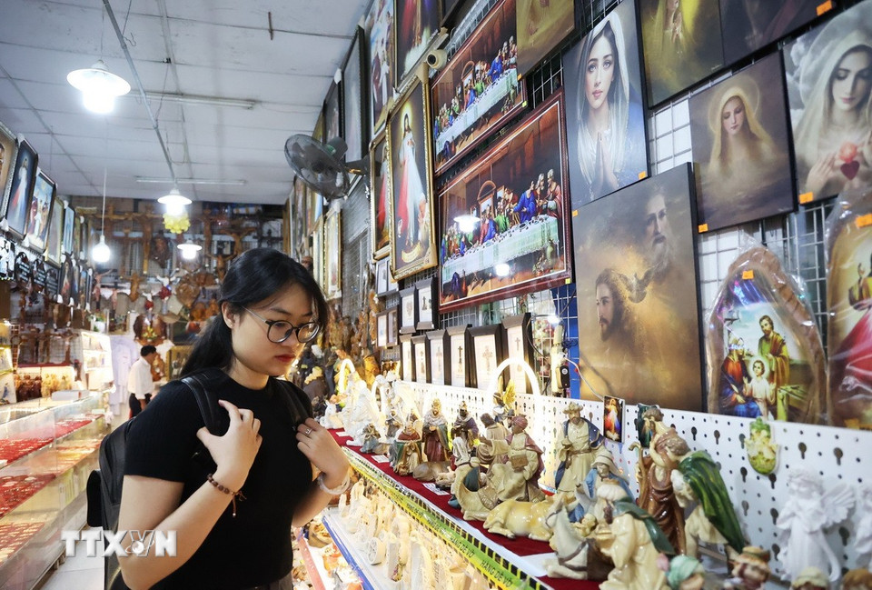 Một cửa hàng bán tranh, tượng Chúa. (Ảnh: Hồng Đạt/TTXVN)