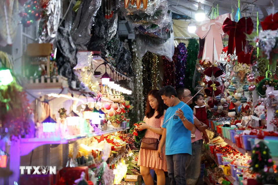 Không khí mua sắm Noel rộn ràng tại Thành phố Hồ Chí Minh. (Ảnh: Hồng Đạt/TTXVN)