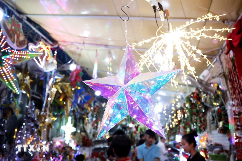 Sao ba ngôi là vật phẩm trang trí không thể thiếu trong các cửa hàng bán đồ Giáng sinh. (Ảnh: Hồng Đạt/TTXVN)