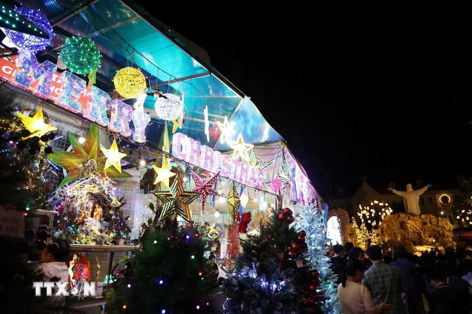 Cửa hàng bán các sản phẩm văn hóa và vật phẩm trang trí Noel trong khuôn viên nhà thờ Tân Định, phường Tân Định, Thành phố Hồ Chí Minh rực rỡ không khí đón Giáng sinh. (Ảnh: Hồng Đạt/TTXVN)