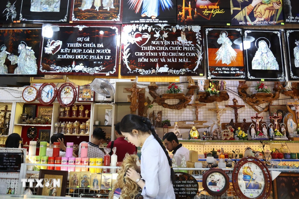 Nhiều cửa hàng mở cửa từ sáng sớm đến khuya, liên tục nhập thêm mẫu mã mới trong mùa Giáng sinh năm nay. (Ảnh: Hồng Đạt/TTXVN)