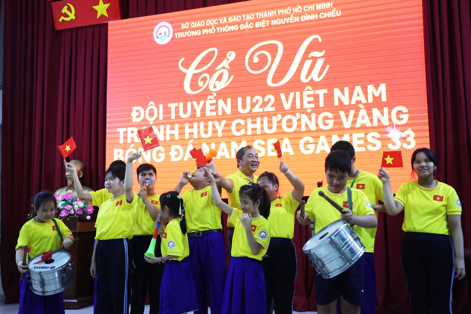 Các em nhỏ khiếm thị Trường Phổ thông đặc biệt Nguyễn Đình Chiểu cổ vũ cho U22 Việt Nam trong trận chung kết Sea Games 33. (Ảnh: Hồng Đạt/TTXVN)