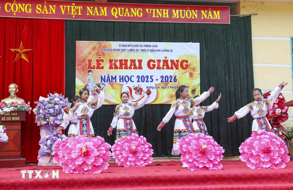 Tiết mục văn nghệ tại Lễ khai giảng tại Trường Phổ thông Dân tộc bán trú Trung học Cơ sở Chiềng Sơ. (Ảnh: Trung Kiên/TTXVN)