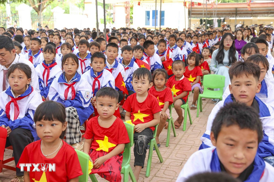 Lễ khai giảng chung của Trường Phổ thông Dân tộc bán trú Trung học Cơ sở Chiềng Sơ và Trường Mầm non Chiềng Sơ. (Ảnh: Trung Kiên/TTXVN)
