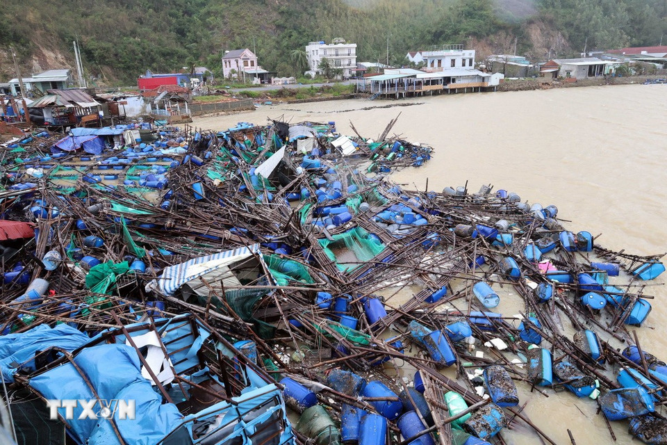 Mưa lũ gây thiệt hại nặng nề các lồng bè nuôi trồng thủy sản tại xã Xuân Cảnh, tỉnh Đắk Lắk. (Ảnh: Đỗ Trưởng/TTXVN)